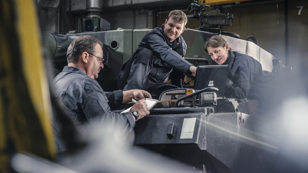 Life-cycle Management (MKZ); People working on Tank