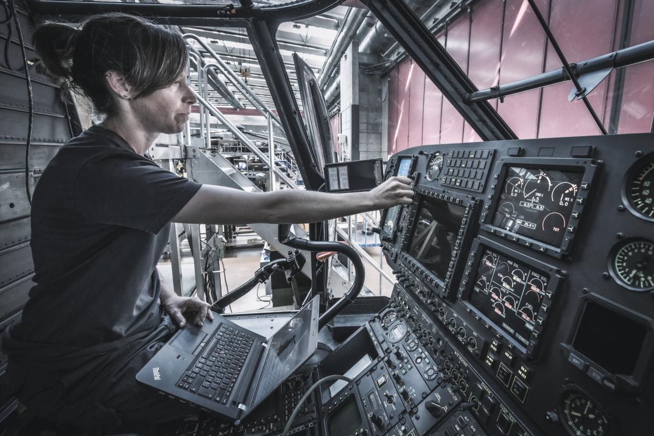 Avionikerin in Helikopter Cockpit