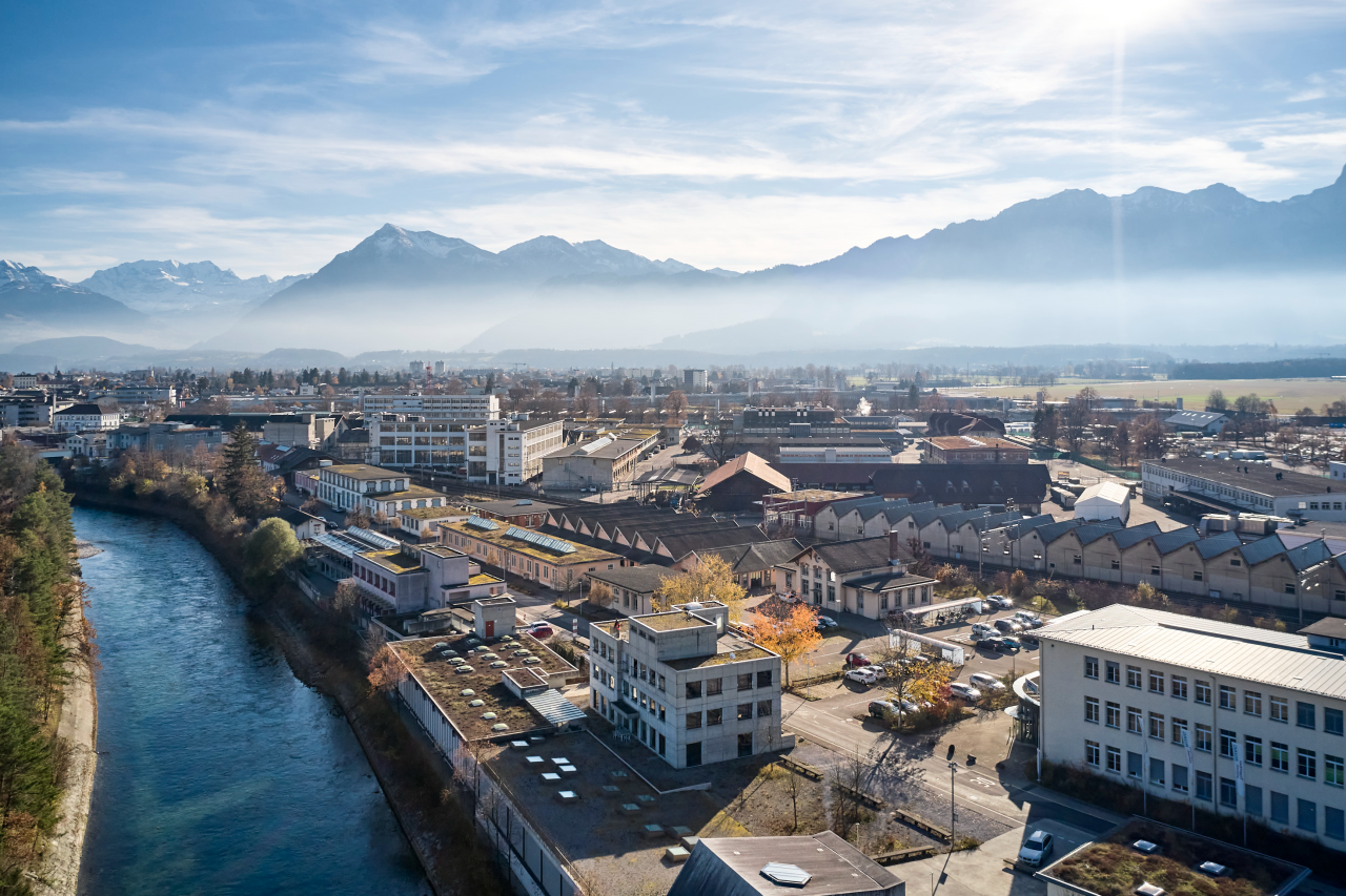 Luftaufnahme Tryber Areal in Thun mit Blick Richtung Alpen