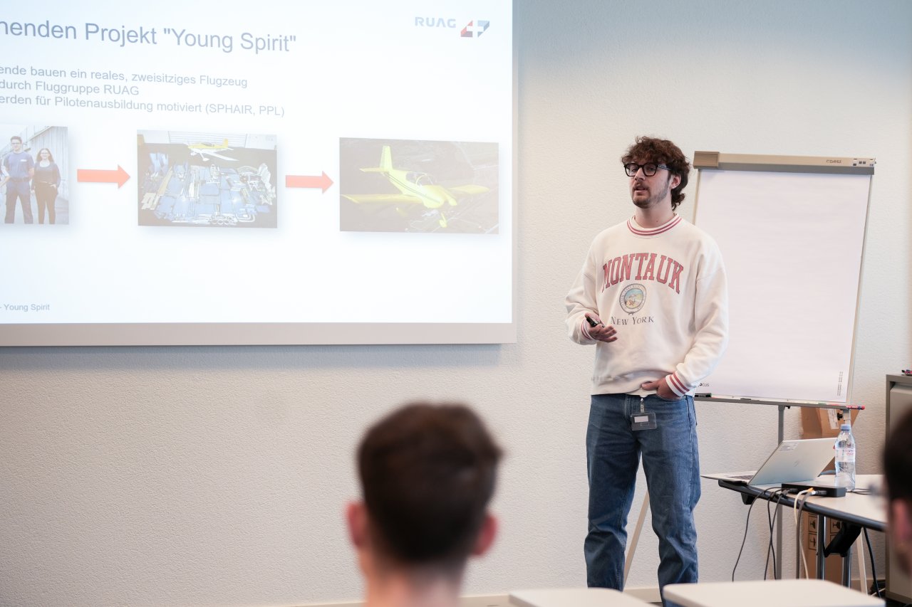 Lino stellt die Präsentation zum Zusammenbau des Young Spirit vor