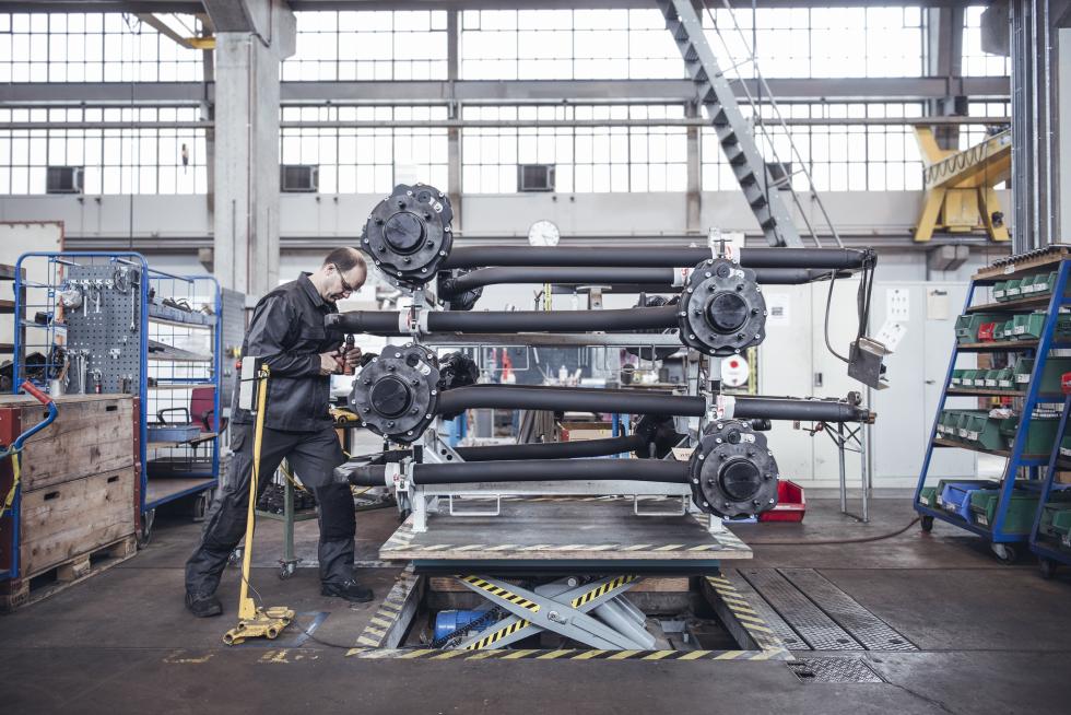 Fahrwerk und Antrieb. Mann arbeitet an Fahrwerken von DURO