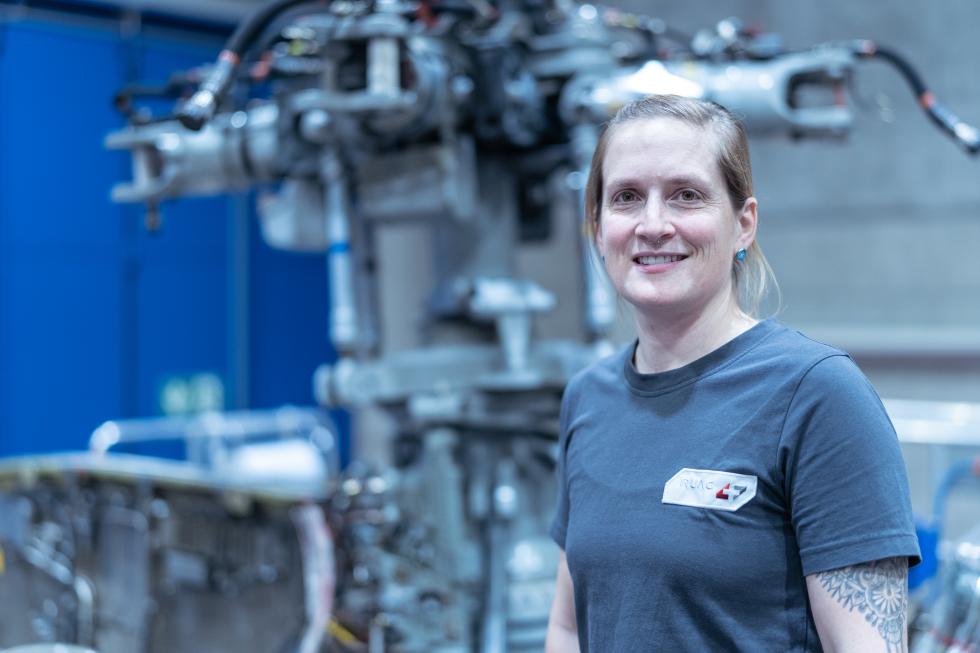Portrait Luftfahrt Mechanikerin Iris vor FA-18 Komponenten