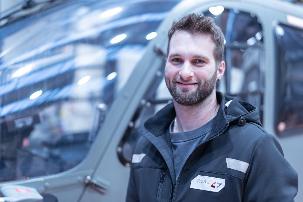 Portrait Luftfahrt Mechaniker Roman vor einem Helicopter