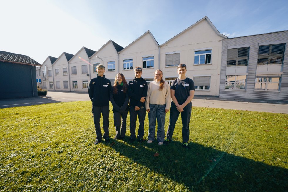 Gruppe von Lernenden in Emmen auf einer Wiese