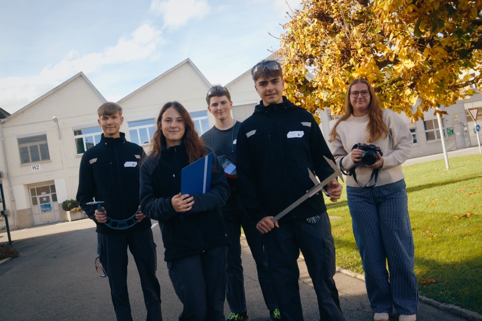 Gruppe von Lernenden in Emmen mit ihren wichtigsten Arbeitstools