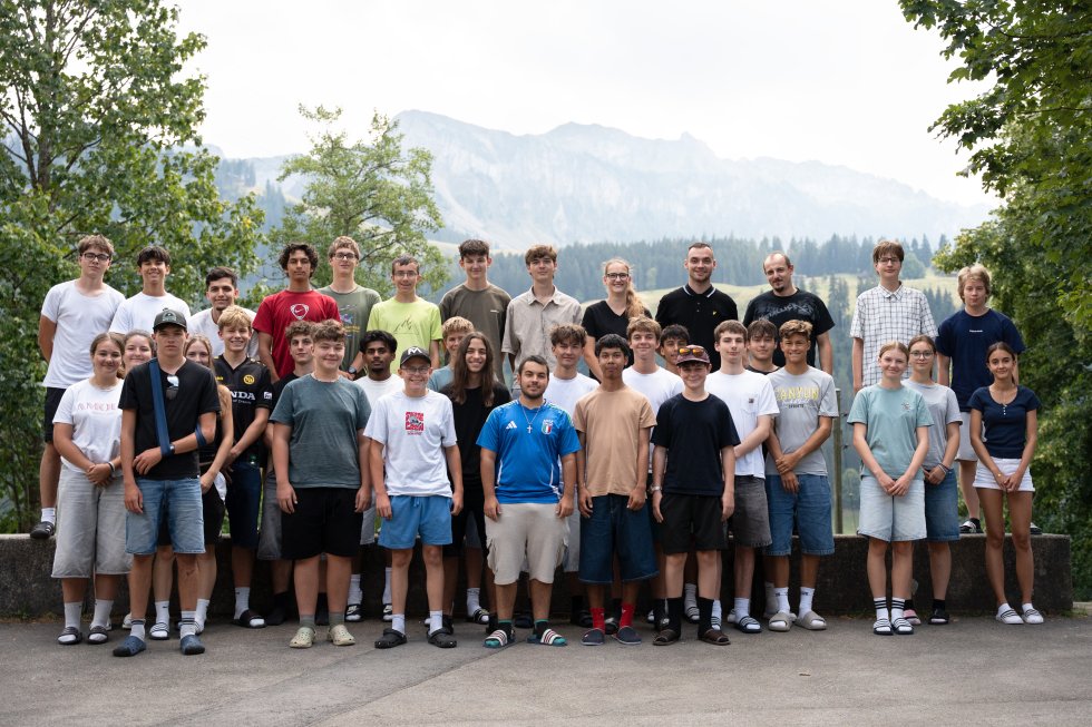 Eine Gruppe von Jugendlichen posiert für ein Gruppenfoto.